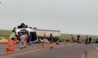 Motorista morre e outro fica ferido em grave acidente entre carretas na BR-163, em Nova Mutum