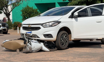 Acidente em cruzamento movimentado deixa mulher ferida na rua Goiás