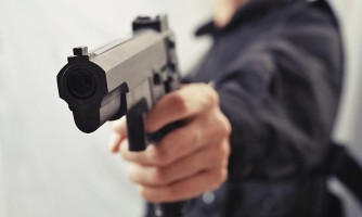 Criminosos fingem ser policiais e baleiam homem em tentativa de homicídio em Comodoro