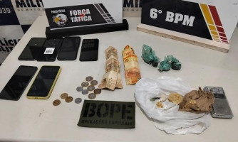 A Polícia Militar de Cáceres, com apoio do Batalhão de Operações Policiais Especiais (BOPE), fechou na tarde deste sábado (24) um ponto de comercialização de drogas no bairro Jardim Padre Paulo. A açã