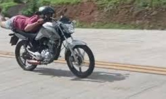 Jovem é detido após fugir da polícia em racha de motocicletas no centro de Araputanga