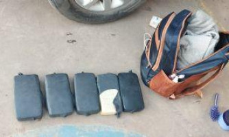 Mulher é presa por tráfico de drogas durante operação da PM no Distrito do Caramujo