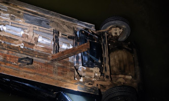Carro despenca de ponte dentro de rio e mata casal; criança é resgatada com vida