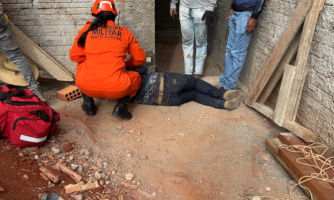 Homem despenca de andaime de é socorrido com suspeita de fraturas