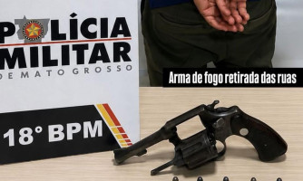 Homem entrega arma para esposa esconder em banheiro durante abordagem policial e casal acaba preso