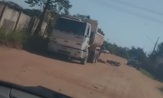 Acidente grave deixa motociclista com perna dilacerada após caminhão passar por cima