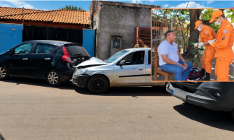 Carro bate na traseira de veículo estacionado em Pontes e Lacerda