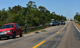Manobra arriscada termina em acidente com três veículos na BR-174