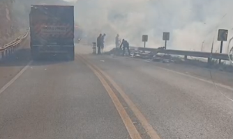 Motorista morre após carreta cair em ribanceira e ser destruída pelas chamas em MT; vídeo