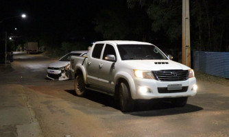 Motorista se assusta com seta, invade contramão e causa acidente com três veículos