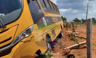Ônibus escolar sai da estrada e bate contra cerca na região da Fazenda Primavera