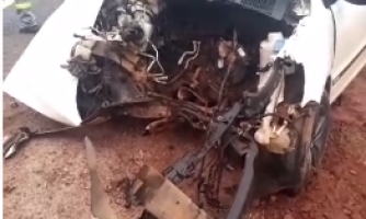Acidente: carro colide em traseira de micro-ônibus escolar em São Domingos