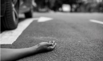 Adolescente de 16 anos morre após bater moto em traseira de caminhão estacionado, em Campo Novo