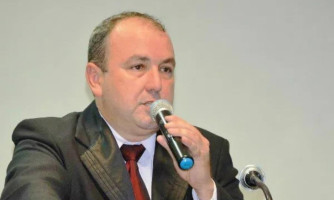 Alcino sofre ação de pedido de cassação do registro de candidatura por distribuir kit escolar e kit professor em ano eleitoral, que pode o tornar inelegível