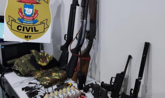 Armas, munições e acessórios são aprendidos com alvos de operação que apura homicídios em Pontes e Lacerda