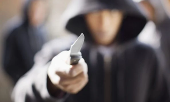Bandidos ameaçam mulher com faca durante roubo em Pontes e Lacerda
