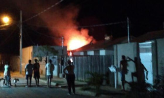Bandidos colocam fogo em casa com mãe e filha dentro em MT