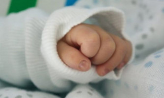 Bebê de sete meses morre ao ficar prensada entre cama e sofá, em Sapezal