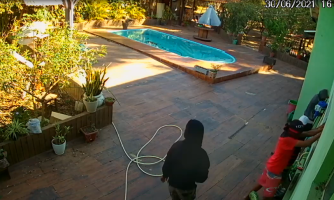 Câmeras flagram ação de ladrões furtando residência em Cáceres. Veja o vídeo