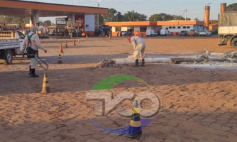 Caminhão bate em poste de energia dentro de posto de combustível
