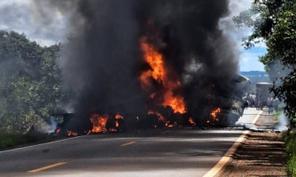 Caminhoneiro morre carbonizado em rodovia após batida entre duas carretas em MT
