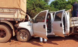 Caminhonete ocupada por 4 pessoas bate na traseira de carreta na estrada do matão