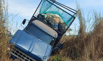 Caminhonete sai da pista após colisão com carreta na BR-174