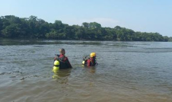 Canoa com casal e dois filhos vira e bebê de 2 anos some na água