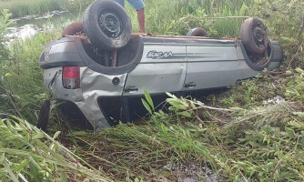 Capotamento: dentro d’água vítima escapa pela janela na BR 174B