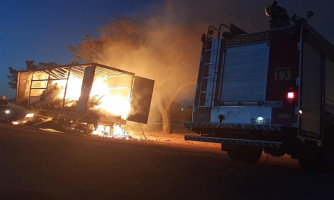Carreta bitrem tem carga destruída em incêndio