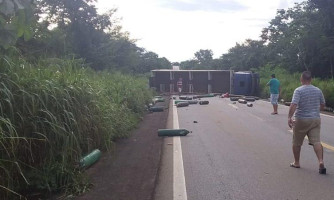 Carreta carregada de cilindros de oxigênio tomba na BR-174 próximo de Conquista d’ Oeste