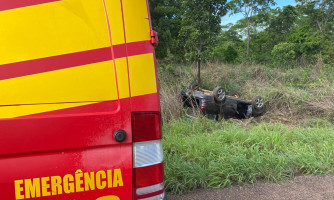 Carro com casal de idosos e uma criança capota na BR-174