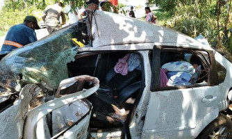 Carro com casal fica completamente destruído após saída de pista na BR-174