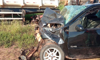 Carro e carreta colidem frontalmente na BR 174
