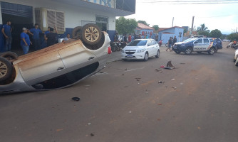 Carro fica de rodas para cima após bater em três veículos, em Pontes e Lacerda