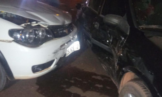 Carros colidem em cruzamento no bairro Jardim Tropical