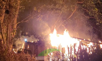 Casa é completamente incendiada em Pontes e Lacerda