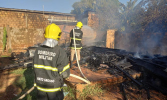 Casa pega fogo e assusta moradores no bairro jardim Bela Vista