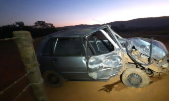 Casal de idosos é encaminhado ao hospital após capotamento na estrada do Matão