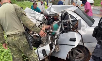 Casal morre e criança fica ferida em colisão entre Corsa e ônibus