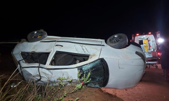 Casal sobrevive a capotamento na estrada do Córrego da Onça