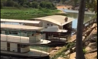 Chalanas ‘encalhadas’ no Rio Paraguai em Cáceres chamam atenção; veja