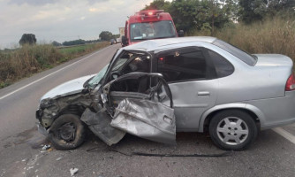 Colisão entre caminhão e carro deixa duas pessoas feridas na BR 174