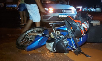 Colisão entre carro e moto gera debate sobre preferência em cruzamento não sinalizado”