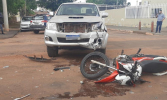 Colisão entre veículos deixa uma pessoa ferida no Centro de Pontes e Lacerda