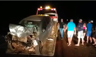 Colisão frontal com carreta deixa duas pessoas feridas na BR-174