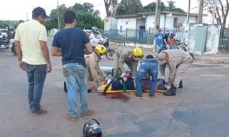 Colisão violenta entre moto e carro deixa vítima em estado grave