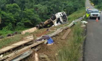 Criança é internada em estado grave e pais morrem em acidente com carreta