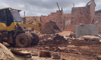 Demolição de casa recém construída levanta discussão sobre casas populares em Pontes e Lacerda