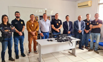 Deputado Moretto e delegado geral entregam fuzis para 11 cidades